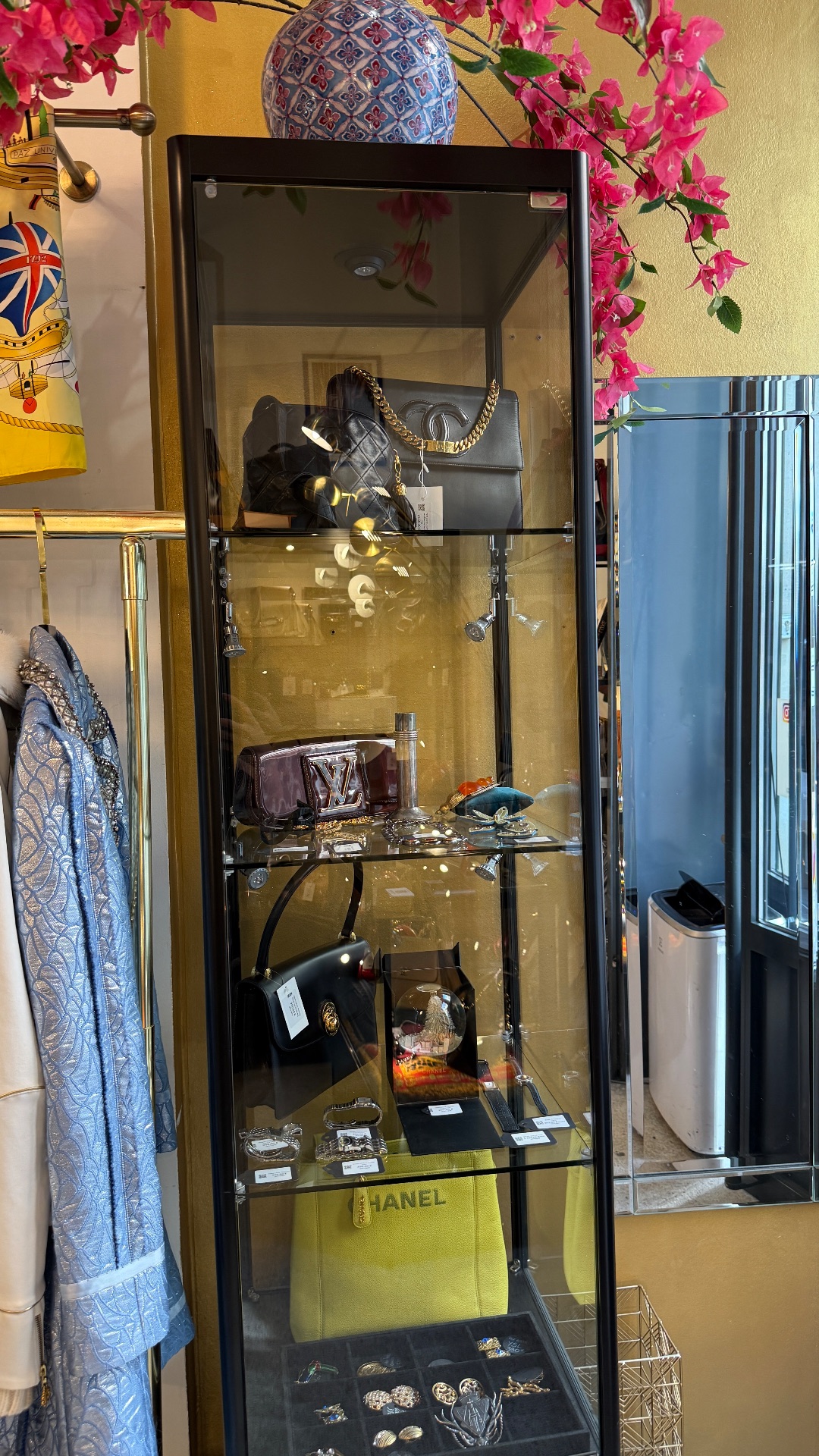 Opulence Vintage, shop in Paris, photo 15