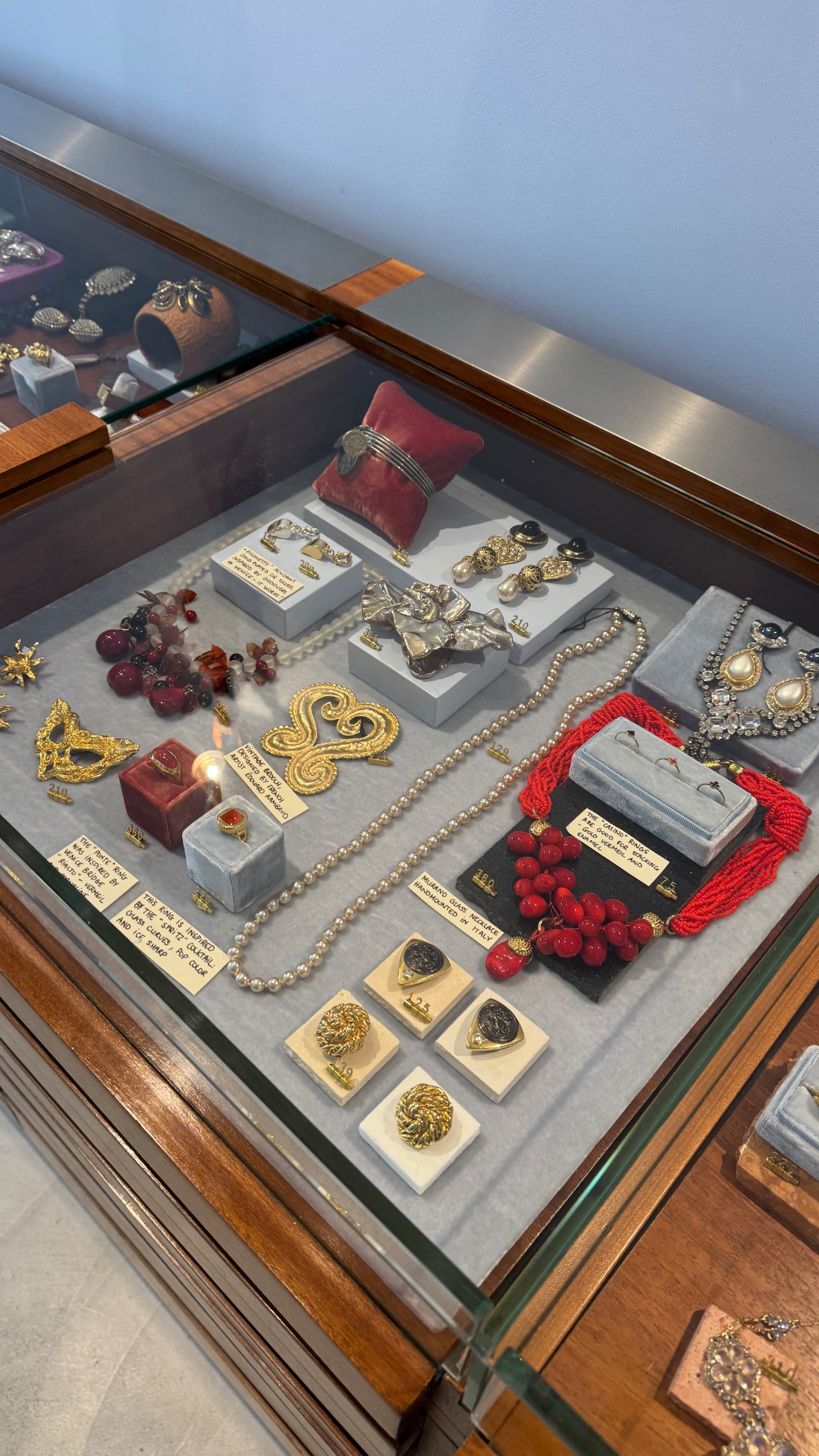 ANTIC TONIC By PACHA - Vintage And Designer Jewels — shop in Paris — photo 3