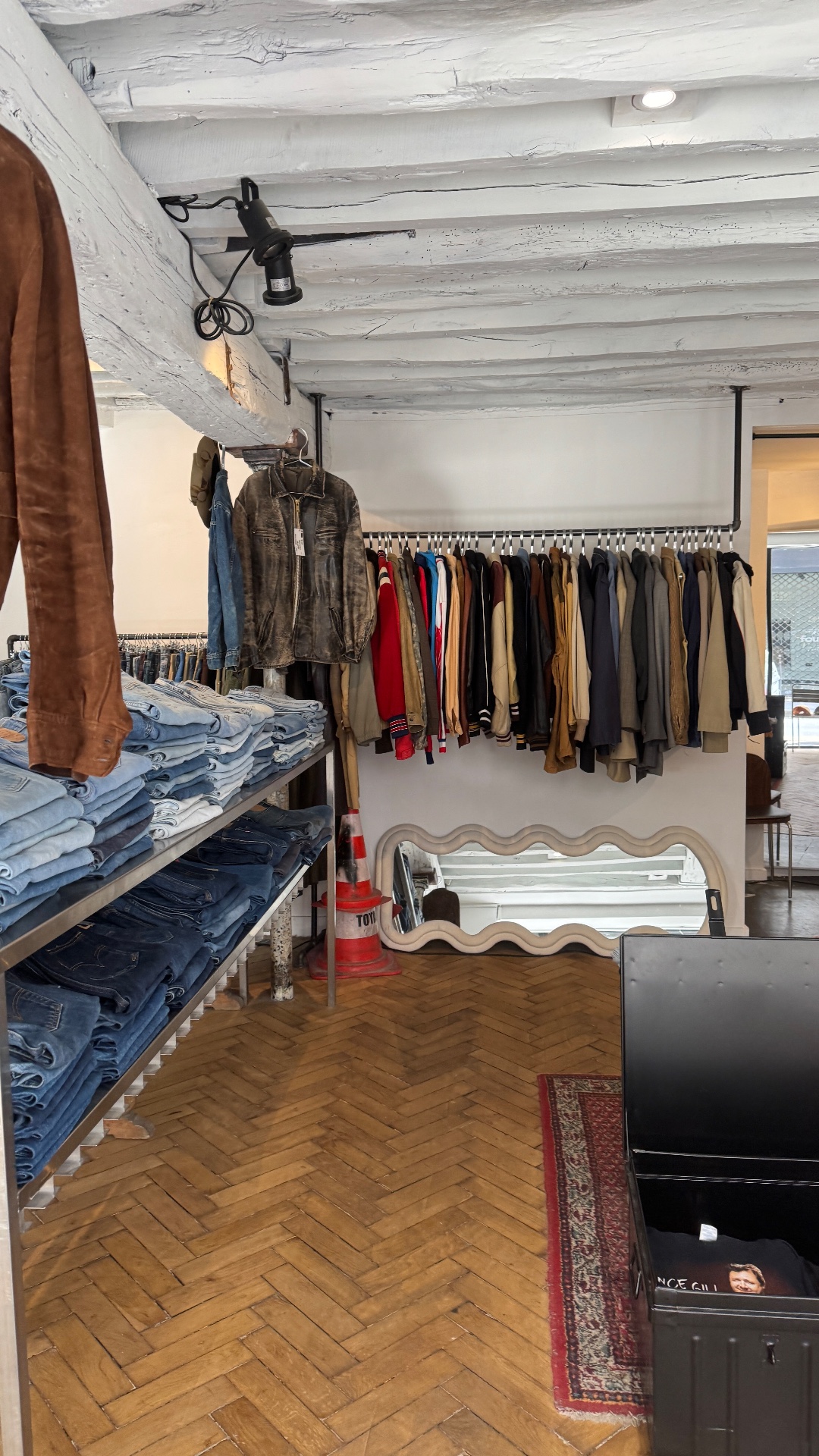 Fourche Noire – Vintage Store & Archive Fashion Магазин винтажной одежды — shop in Paris — photo 2
