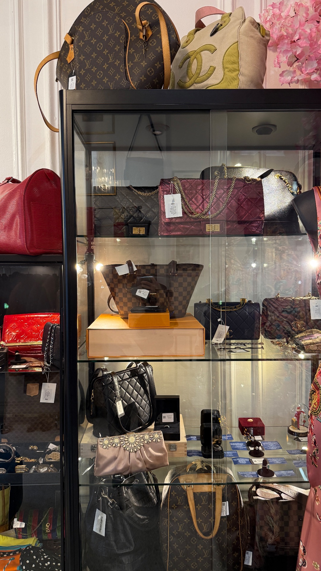 Opulence Vintage, shop in Paris, photo 12