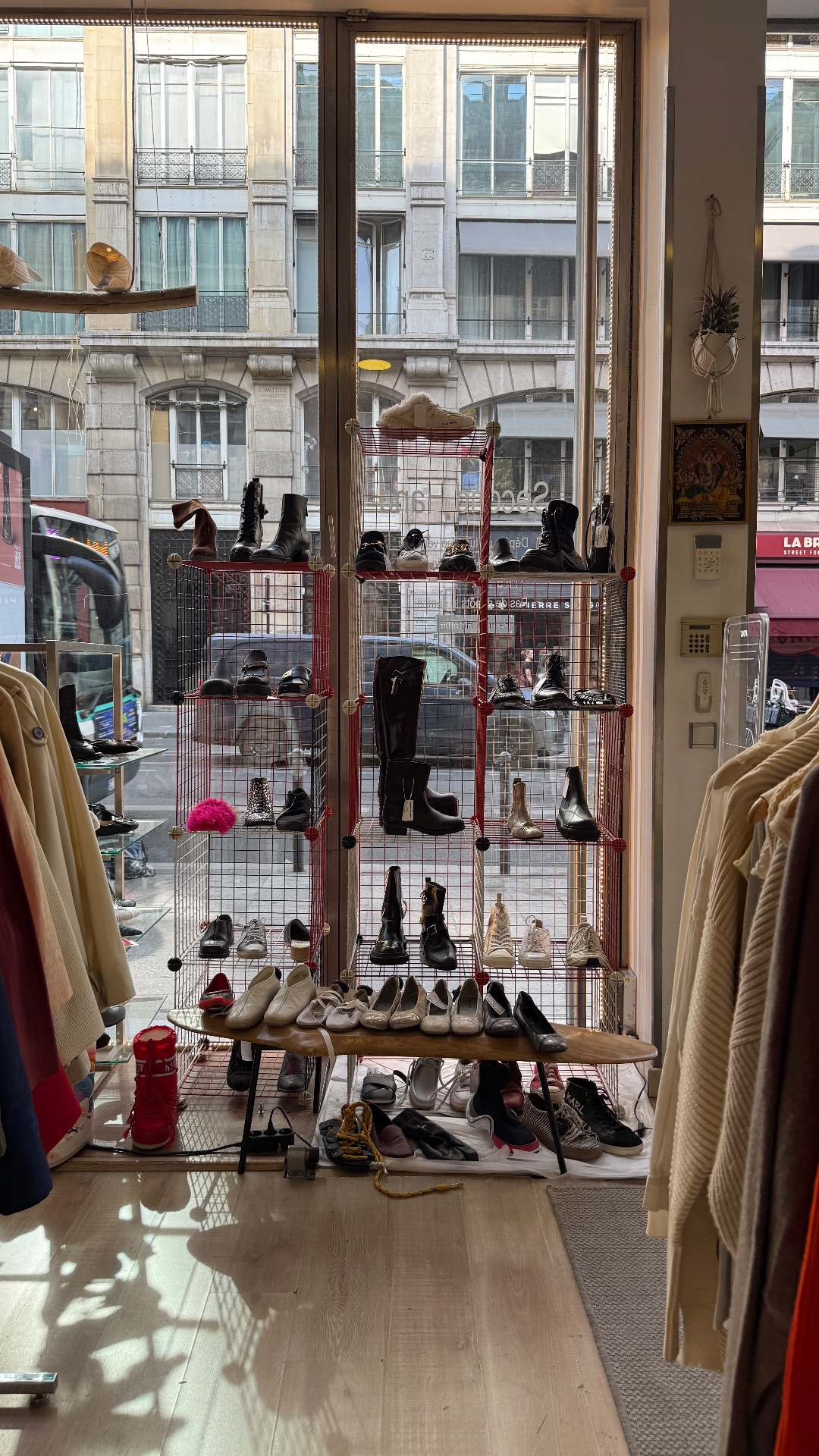 Bobby, shop in Paris, photo 14