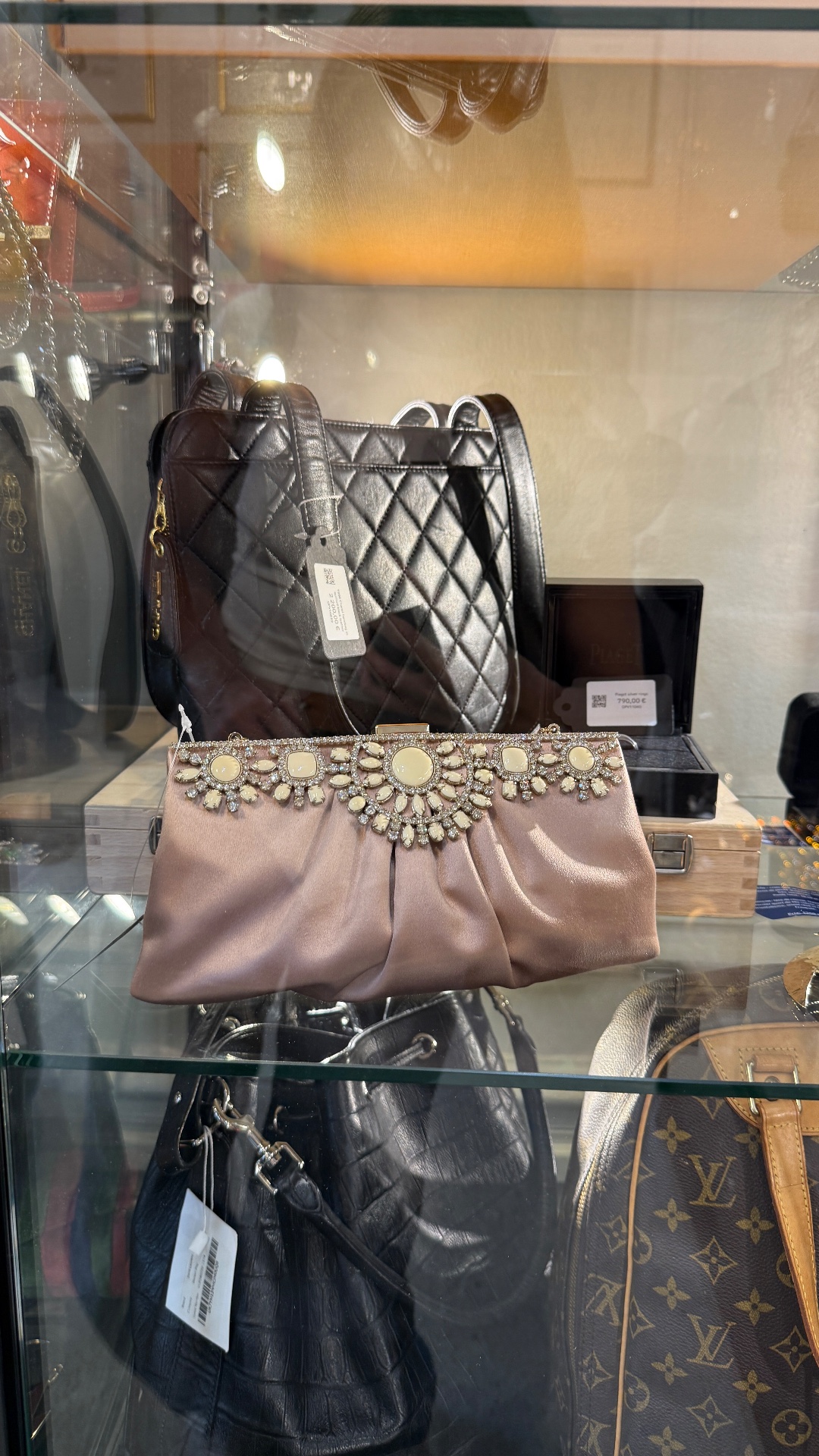 Opulence Vintage, shop in Paris, photo 5